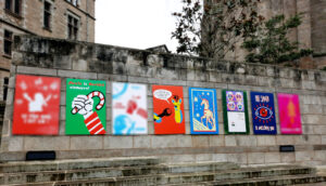 Des affiches se trouvent sur le mur de la mairie de Redon (35), certaines sont floues et d'autres nettes pour montrer celles qui ont été réalisées par moi-même