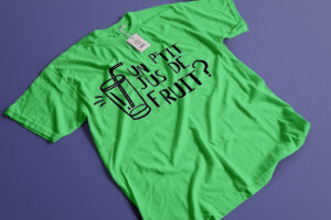un t-shirt vert sur lequel a été écrit "un p'tit jus de fruit", un verre est dessiné
