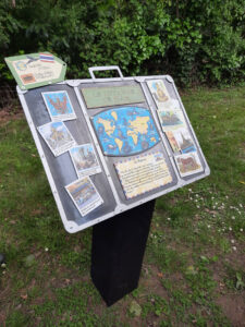 Infographie et panneau de signalisation à Tropical Parc, avec des images, photos retouchées, dessins, gravures